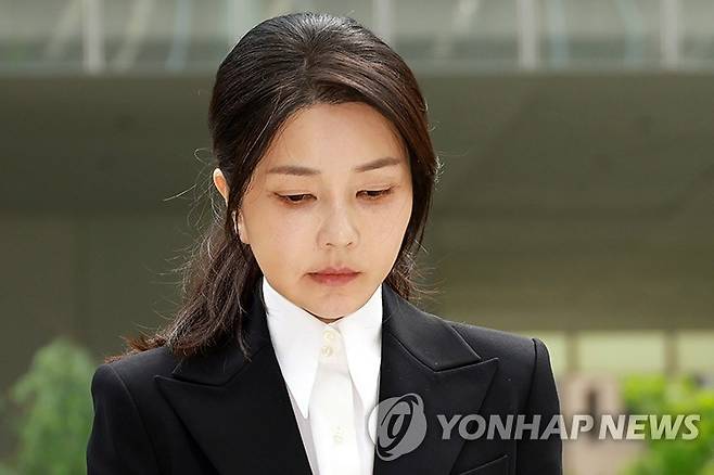 지난해 8월 민중기 특검팀에 피의자 신분으로 출석하는 김건희 [연합뉴스 자료사진]