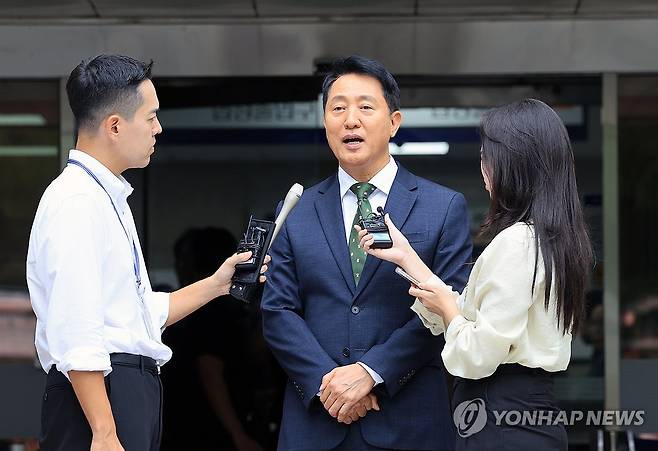 오세훈 "1심 선고 납득 안 돼…항소심에서 다툴 것" (서울=연합뉴스) 서명곤 기자 = 정치 브로커 명태균씨로부터 여론조사 결과를 받아보고 후원자에게 비용을 대납하게 한 혐의로 기소된 오세훈 서울시장이 22일 오후 서울 서초구 서울중앙지법에서 열린 선고 공판을 마친 뒤 법정을 나서며 취재진의 질문에 답하고 있다.
서울중앙지법 형사합의22부(조형우 부장판사)는 이날 정치자금법 위반 혐의로 재판에 넘겨진 오 시장에게 벌금 1천만원을 선고했다. 2026.7.22 seephoto@yna.co.kr