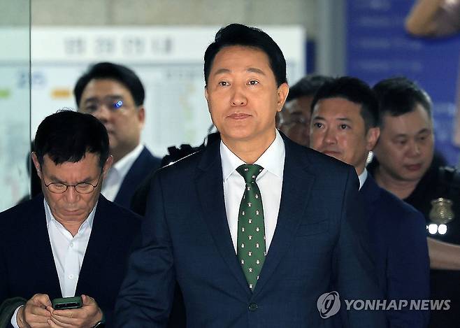 오세훈 '여론조사 대납' 1심 벌금 1천만원 (서울=연합뉴스) 서명곤 기자 = 정치 브로커 명태균씨로부터 여론조사 결과를 받아보고 후원자에게 비용을 대납하게 한 혐의로 기소된 오세훈 서울시장이 22일 오후 서울 서초구 서울중앙지법에서 열린 선고 공판을 마친 뒤 법정을 나서고 있다． 
    서울중앙지법 형사합의22부(조형우 부장판사)는 이날 정치자금법 위반 혐의로 재판에 넘겨진 오 시장에게 벌금 1천만원을 선고했다. 2026.7.22 [공동취재] seephoto@yna.co.kr