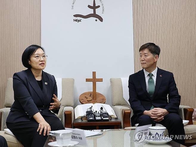 한성숙 국무총리, 한국기독교교회협의회 예방 (서울=연합뉴스) 안정원 기자 = 한성숙 국무총리가 22일 서울 종로구 한국기독교회관에서 박승렬 한국기독교교회협의회 총무와 대화하고 있다. 2026.7.22 jeong@yna.co.kr