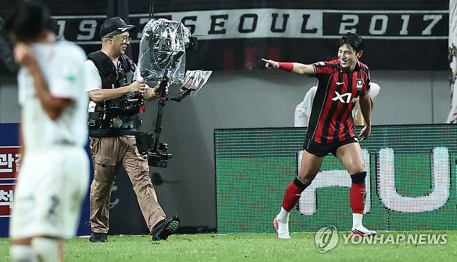 팀 두 번째 골 넣은 서울 정승원 (서울=연합뉴스) 김인철 기자 = 22일 서울월드컵경기장에서 열린 2026 프로축구 K리그1 FC서울과 포항 스틸러스의 경기. 후반전 서울 정승원이 골을 넣고 기뻐하고 있다. 2026.7.22 yatoya@yna.co.kr