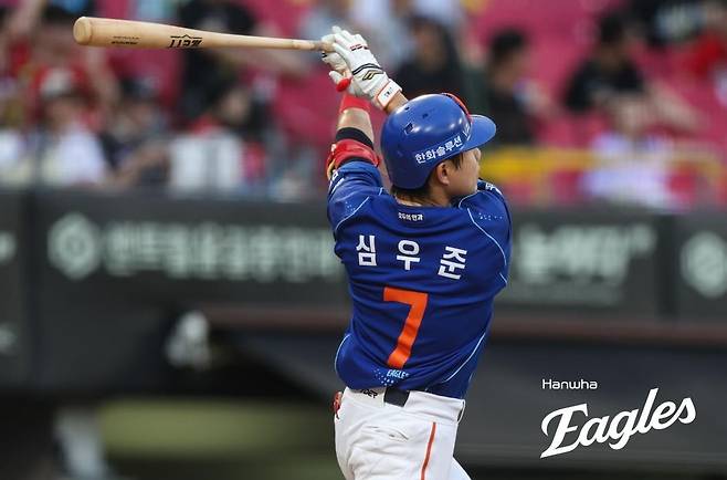 홈런 날리는 심우준 한화 이글스 심우준이 22일 광주 기아챔피언스필드에서 열린 2026 프로야구 KIA 타이거즈전 2회에 좌월 홈런을 터뜨리고 있다. [한화 이글스 제공. 재배포 및 DB 금지]