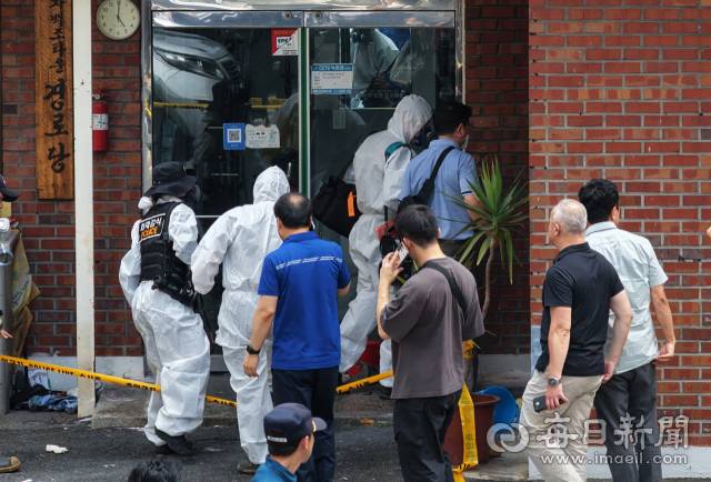 23일 오전 8시 29분쯤 경북 경산시 사동 한 아파트 관리사무소에서 폭발로 추정되는 사고가 발생한 가운데 화재감식반 관계자들이 현장 조사를 위해 내부로 들어가고 있다. 이 사고로 관리사무소 직원 등 8명이 중경상을 입어 병원으로 옮겨졌다. 안성완 기자 asw0727@imaeil.com
