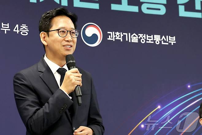 배경훈 부총리 겸 과학기술정보통신부 장관이 20일 세종시 정부세종청사에서 열린 취임 1주년 출입기자단 소통 간담회에서 질문에 답변하고 있다. / 사진=뉴스1
