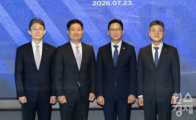 박윤영(왼쪽부터) KT 대표, 홍범식 LG유플러스 대표, 배경훈 부총리 겸 과학기술정보통신부 장관, 정재헌 SK텔레콤 대표가 23일 오전 서울 중구 SKT 본관에서 열린 부총리-통신사 CEO 간담회에서 기념촬영을 하고 있다. / 이호형 기자 leemario@sporbiz.co.kr 2026.07.23