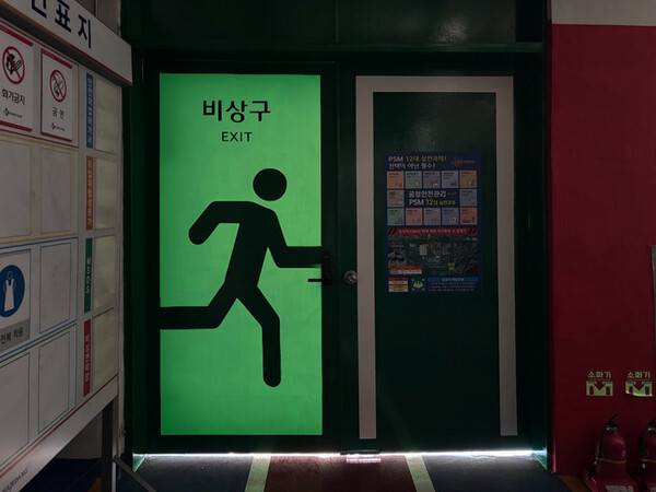 KCC 루미세이프 제품이 적용된 CJ제일제당 비상구 안전 디자인 /KCC