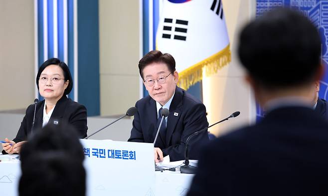 이재명 대통령이 23일 서울 여의도 KBS 별관에서 열린 부동산정책 국민 대토론회에서 참석자 발언을 듣고 있다.(사진=연합뉴스)