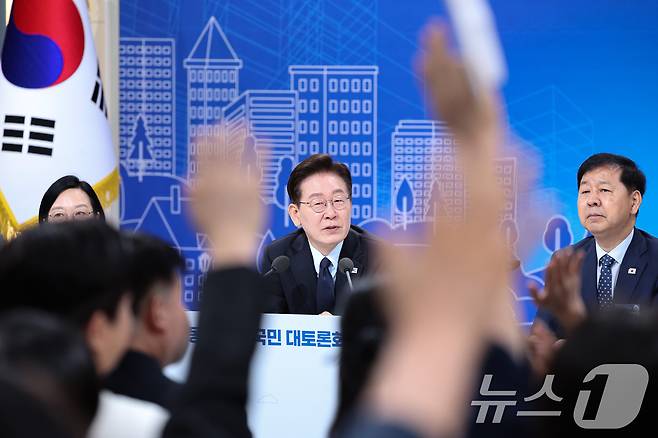 이재명 대통령이 23일 서울 여의도 KBS 별관에서 열린 부동산정책 국민 대토론회에서 발언권을 요청하는 참석자들을 바라보고 있다. 2026.7.23 ⓒ 뉴스1 허경 기자