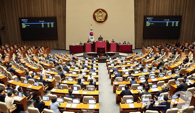 23일 오후 서울 여의도 국회에서 열린 제437회국회(임시회) 제2차 본회의에서 국민의힘 몫의 상임위원장 선거 결과가 발표되고 있다. 이날 본회의에서는 국토교통위원장 유의동, 교육위원장 김희정, 외교통일위원장 송석준, 산업통상자원중소벤처기업위원장 김성원, 보건복지위원장 이만희, 정보위원장 이양수 의원이 선출됐다. ⓒ 뉴스1 황기선 기자