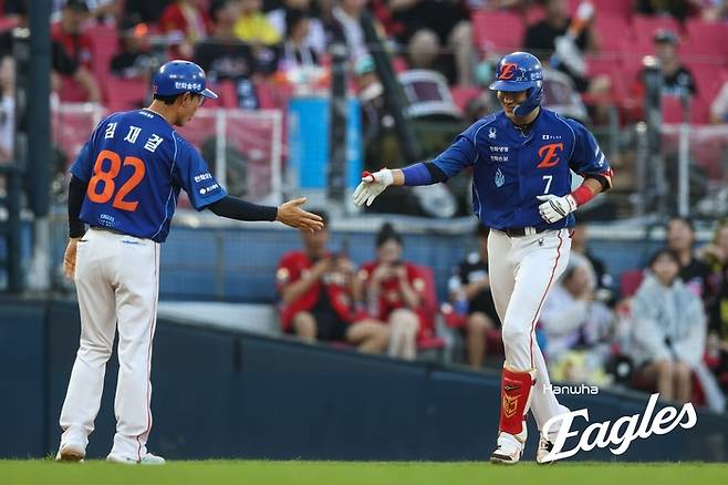 한화 심우준(오른쪽)이 22일 광주-기아 챔피언스 필드에서 열린 2026 KBO리그 정규시즌 KIA와 경기에서 2회초 3점 홈런을 때린 후 베이스를 돌고 있다. 사진 | 한화 이글스