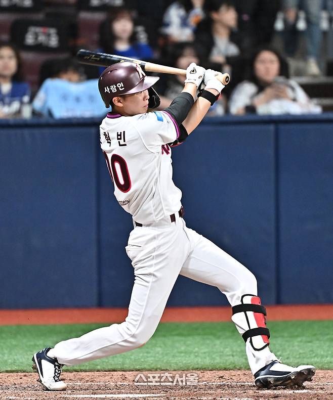 키움 권혁빈이 21일 서울 고척스카이돔에서 열린 2026 KBO리그 삼성전 7회말 무사 삼성 투수 이승민을 상대로 안타를 치고 있다. 고척 | 박진업 기자 upandup@sportsseoul.com