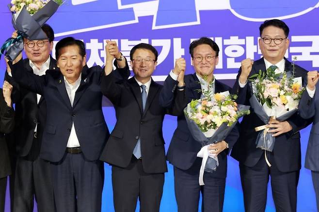 더불어민주당 당 대표 예비경선을 통과한 김민석·정청래·송영길 후보가 23일 국회 의원회관에서 기념 촬영하고 있다. 왼쪽부터 중앙당 선거관리위원장인 소병훈 의원, 정 후보, 한병도 대표 직무대행 겸 원내대표, 김 후보와 송 후보. 연합뉴스