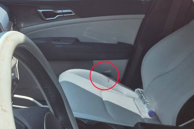 지난 5월 6일 전남광주시 월계동의 한 하천 주차장에 세워진 장윤기(23)의 SUV 차량 조수석 보관함에 '케이블 타이'가 보관돼 있다. /독자 제공