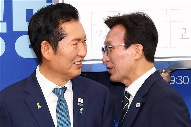 더불어민주당 정청래, 김민석 당대표 후보자가 지난 20일 오전 서울 여의도 국회에서 열린 더불어민주당 당대표 및 최고위원 후보 공명선거 실천 서약식에서 기념촬영을 마친 뒤 자리로 돌아가고 있다. ⓒ데일리안 홍금표 기자