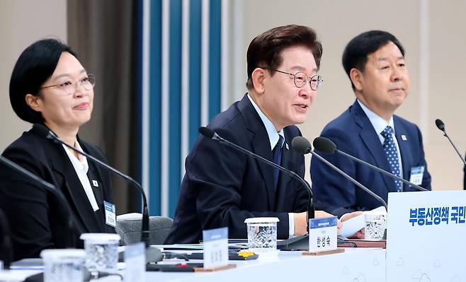 이재명 대통령이 23일 서울 여의도 KBS 별관 공개홀에서 열린 부동산정책 국민 대토론회에서 발언하고 있다.  왼쪽부터 한성숙 국무총리, 이 대통령, 구윤철 경제부총리 겸 재정경제부 장관, 강훈식 비서실장. (청와대통신사진기자단) 2026.07.23 서울=뉴시스