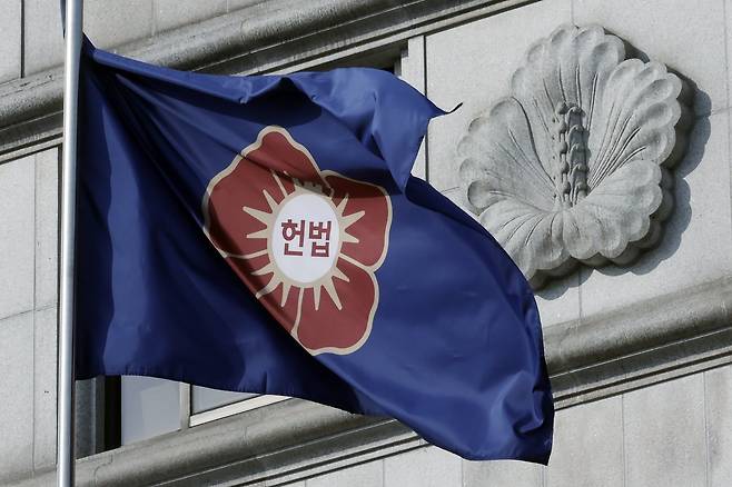 서울시 종로구 재동 헌법재판소 게양대에 걸린 헌법재판소 깃발이 바람에 휘날리고 있다. 뉴스1