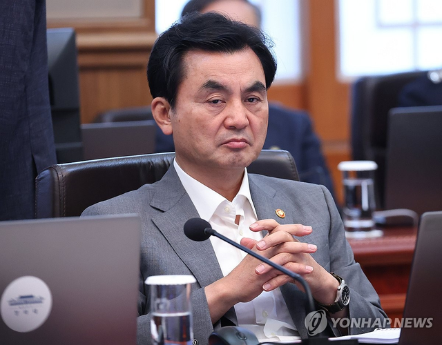 안규백 국방부 장관이 21일 청와대에서 열린 국무회의에서 이재명 대통령 발언을 듣고 있다. [연합뉴스]