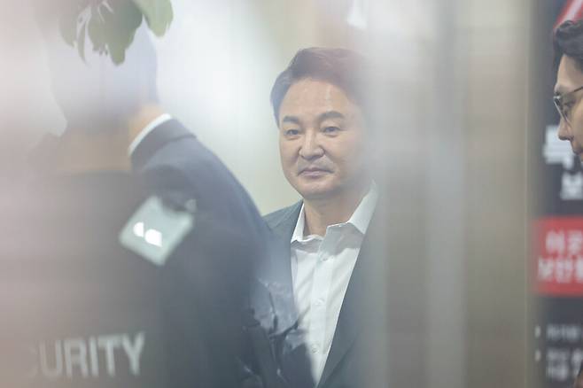 원희룡 전 국토교통부 장관이 23일 양평고속도로 사업 백지화 과정에서 적법 절차를 지키지 않았다는 의혹 등 조사를 위해 경기도 과천시 권창영 특별검사팀 사무실에 출석하고 있다. 연합뉴스