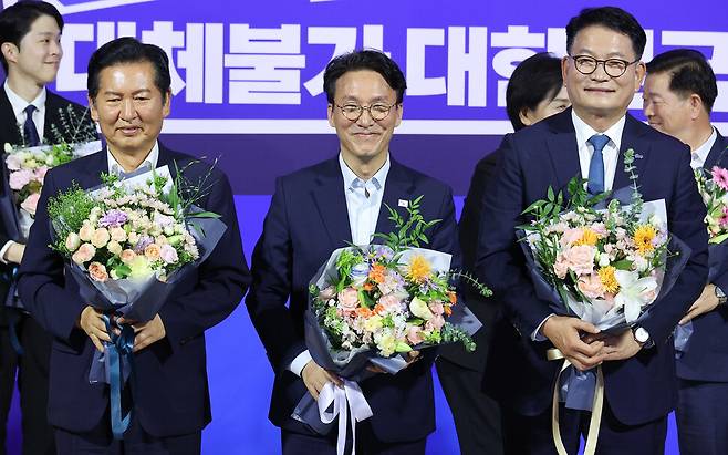 더불어민주당 대표·최고위원 선출을 위한 예비경선을 통과한 정청래(왼쪽부터)·김민석·송영길 당대표 후보가 23일 오후 국회 의원회관에서 결과 발표 뒤 기념사진을 찍고 있다. 김정효 기자 hyopd@hani.co.kr