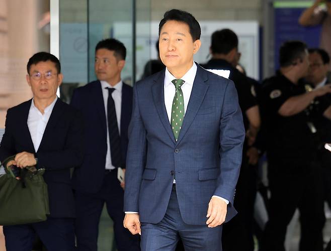 정치 브로커 명태균씨로부터 여론조사 결과를 받아보고 후원자에게 비용을 대납하게 한 혐의로 기소된 오세훈 서울시장이 22일 오후 서울 서초구 서울중앙지법에서 열린 1심 선고 공판에서 벌금 1,000만 원을 선고받은 후 법정을 나서고 있다. 연합뉴스