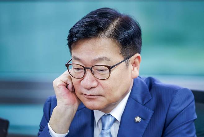 정점식 국민의힘 원내대표가 22일 서울 여의도 국회 의원회관에서 열린 ‘보호출산제 시행 2년, 성과와 과제’ 정책토론회에 참석, 생각에 잠겨 있다. 뉴시스