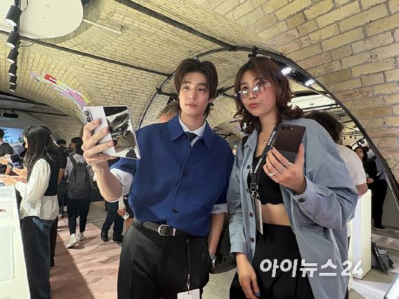 태국 배우 겸 인플루언서 푸윈 탕사꾼(Phuwin Tangsakyuen, 왼쪽)이 22일(현지시간) 영국 런던 올드 빌링스게이트에 마련된 '갤럭시 언팩 2026' 체험존에서 신제품을 체험하고 있다. [사진=권서아 기자]