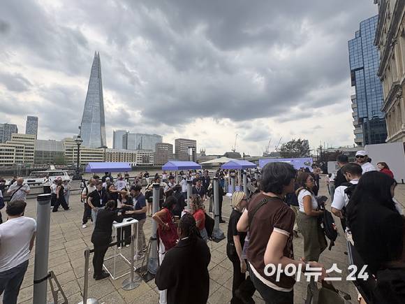 22일(현지시간) 영국 런던 올드 빌링스게이트 앞에서 '갤럭시 언팩 2026' 행사 시작을 앞두고 전 세계 미디어와 인플루언서들이 입장을 기다리는 모습. [사진=권서아 기자]