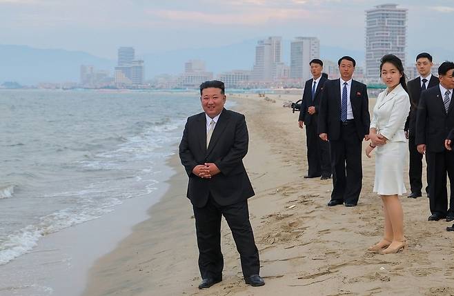 김정은 북한 국무위원장이 지난해 6월 원산 갈마 해안관광지구 준공식에 딸 주애와 함께 참석해 해변을 둘러보고 있다. 노동신문 갈무리