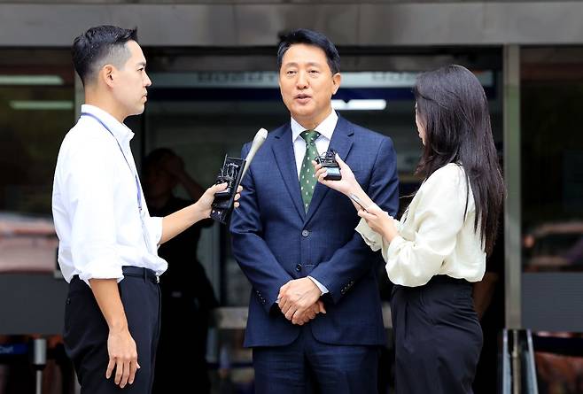 ‘여론조사비 대납’ 혐의로 1심에서 시장직 상실형인 벌금 1000만원을 선고받은 오세훈 서울시장이 22일 서울 서초구 서울중앙지법에서 나와 입장을 밝히고 있다. 오 시장은 “천하의 거짓말쟁이 명태균의 진술과 간접 증거만으로 선고됐다”며 “항소심에서 다툴 것”이라고 말했다. 연합뉴스