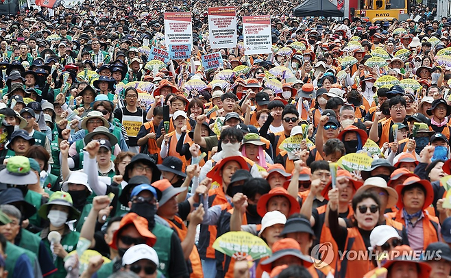 전국민주노동조합총연맹(민주노총)이 15일 서울 종로구 동화면세점 인근에서 연 총파업 집회에서 참가자들이 구호를 외치고 있다. [사진=연합뉴스]