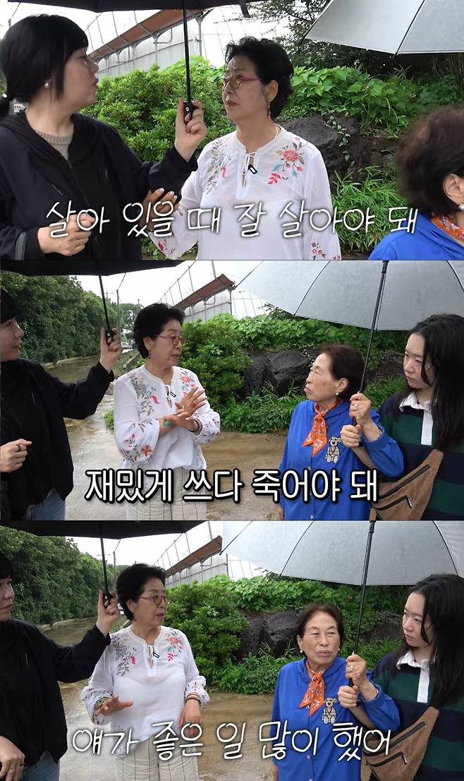 여운계 별장 앞에서 발길을 돌리는 선우용여와 전원주. /사진=유튜브 '순풍 선우용여' 캡처