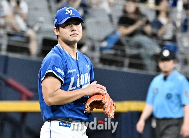 22일 오후 서울 고척스카이돔에서 진행된 '2026 프로야구 KBO리그' 키움히어로즈와 삼성라이온즈의 경기. 삼성 김백산이 4회말 무사 1루서 데이비슨의 타구를 병살로 연결한 수비진에 박수를 치고 있다./고척=송일섭 기자 andlyu@mydaily.co.kr