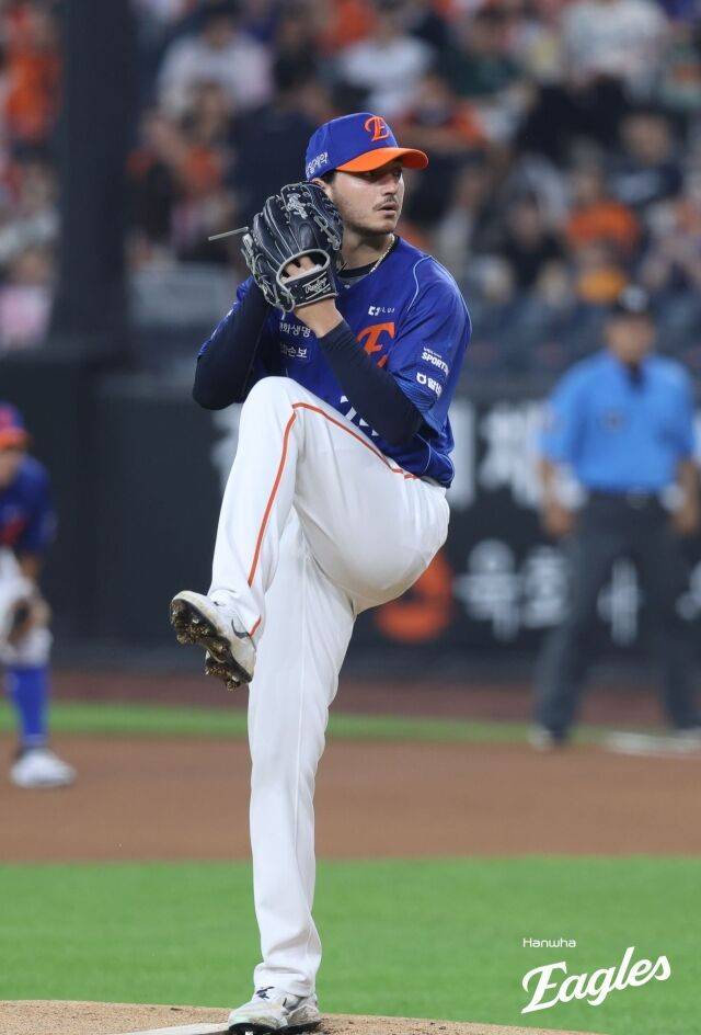 한화 이글스 오웬 화이트가 투구를 진행하고 있다./한화 이글스 제공