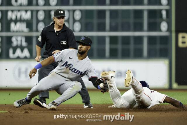 MLB 마이애미 유격수 오토 로페스가 23일(한국시각) 열린 휴스턴 애스트로스와 원정 경기 도중 2루 베이스 커버에 들어가며 송구한 공을 잡고 있다./게티이미지코리아