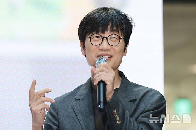[성남=뉴시스] 권창회 기자 = 이해진 네이버 의장이 8일 경기 성남 네이버1784 사옥에서 젠슨황 엔비디아 CEO와 네이버 웹툰에 자막을 넣은 뒤 설명하고 있다. 2026.06.08. kch0523@newsis.com