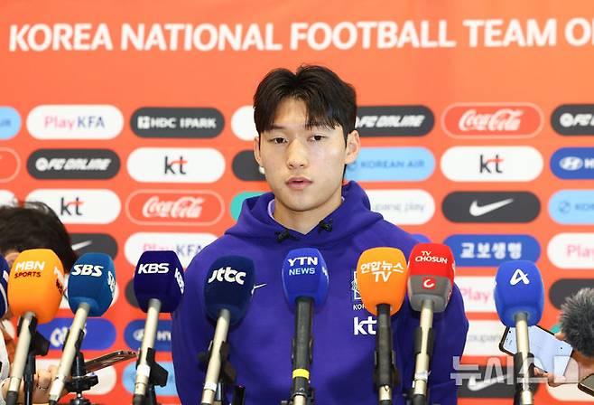 [인천공항=뉴시스] 황준선 기자 = 2026 북중미 월드컵에 출전하는 대한민국 축구 국가대표팀 배준호가 18일 오후 인천국제공항 2터미널을 통해 출국하며 취재진과 인터뷰 하고 있다. 2026.05.18. hwang@newsis.com
