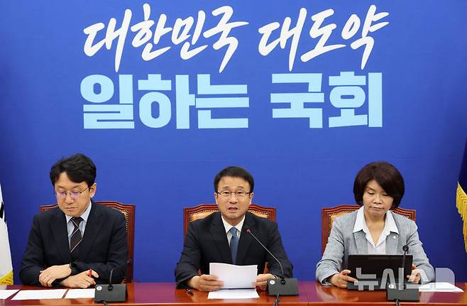 [서울=뉴시스] 고범준 기자 = 한병도 더불어민주당 대표 직무대행 겸 원내대표가 23일 서울 여의도 국회에서 열린 정책조정회의에서 발언하고 있다. 2026.07.23. bjko@newsis.com