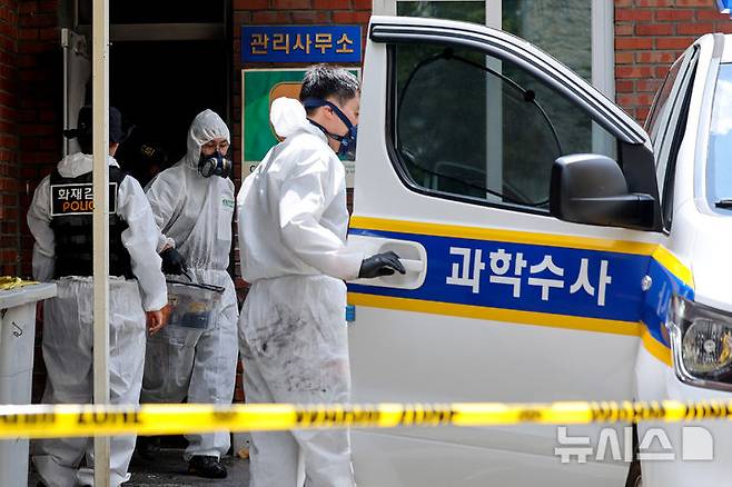 [경산=뉴시스] 이무열 기자 = 23일 오전 8시 29분께 경북 경산시 사동의 한 아파트 관리사무소 폭발 추정 사고 현장에서 과학수사대가 감식을 마친 뒤 나오고 있다. 2026.07.23. lmy@newsis.com