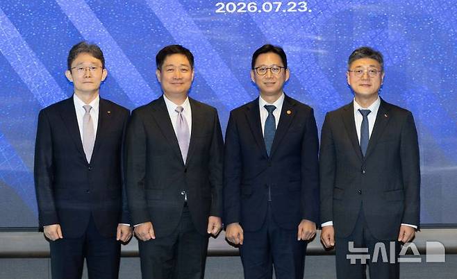 [서울=뉴시스] 조성우 기자 = 배경훈 부총리 겸 과학기술정보통신부 장관이 23일 서울 중구 SKT타워에서 열린 이동통신 3사 CEO 간담회에서 3사 대표들과 기념촬영하고 있다. 왼쪽부터 박윤영 KT 대표, 홍범식 LG유플러스 대표, 배경훈 부총리, 정재헌 SK텔레콤 대표. (공동취재) 2026.07.23. photo@newsis.com