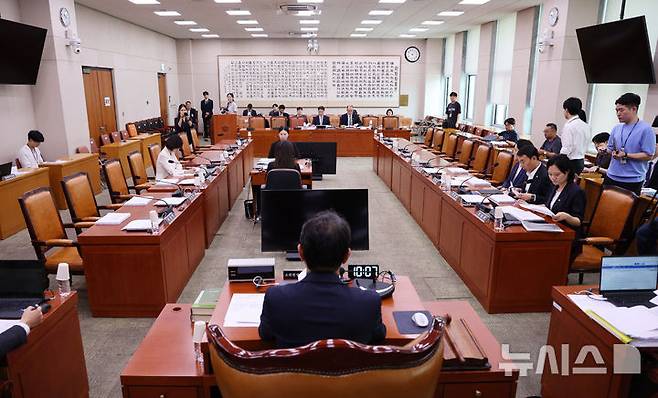 [서울=뉴시스] 고범준 기자 = 김승원 법사위 법안심사1소위원회 위원장이 23일 서울 여의도 국회에서 법제사법위원회 법안심사제1소위원회를 주재하고 있다. 2026.07.23. bjko@newsis.com
