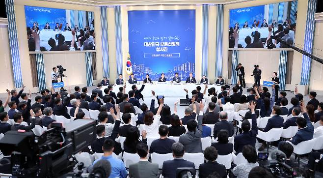 23일 이재명 대통령 주재로 서울 여의도 KBS 별관에서 열린 부동산정책 국민 대토론회에서 참석자들이 발언권을 요청하고 있다. 연합뉴스