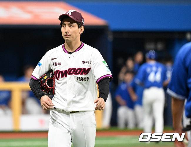 [OSEN=고척, 이대선 기자] 22일 서울 고척스카이돔에서 2026 신한 SOL KBO리그 키움 히어로즈와 삼성 라이온즈의 경기가 열렸다.이날 키움은 알칸타라, 삼성은 김백산을 선발로 내세웠다.7회초 2사 3루에서 키움 유토가 삼성 구자욱을 삼진으로 처리하고 더그아웃으로 가고 있다. 2026.07.22 /sunday@osen.co.kr