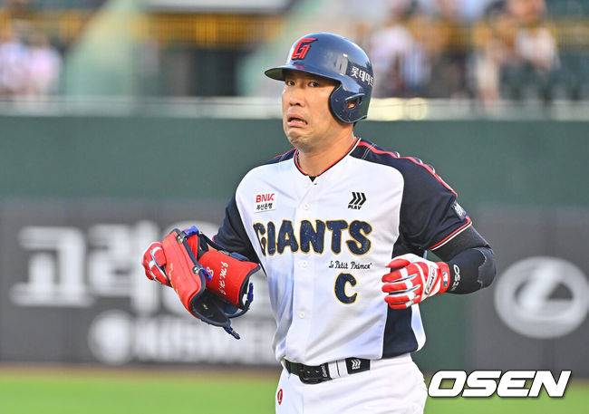 [OSEN=부산, 이석우 기자] 23일 부산 사직야구장에서 2026 신한 SOL KBO 리그 롯데 자이언츠와 SSG 랜더스의 경기가 열렸다. 홈팀 롯데는 로드리게스가, 방문팀 SSG는 김민준이 선발 출전했다.롯데 자이언츠 전준우가 2회말 1사 1루 3루수 병살을 치고 아쉬워하고 있다. 2026.07.23 / foto0307@osen.co.kr