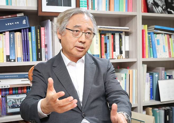 이재명정부의 첫 검찰개혁추진단 자문위원장을 지낸 박찬운 한양대학교 법학전문대학원 교수(사법연수원 16기)가 5월18일 서울 성동구 한양대 법학전문대학원에서 시사저널과 인터뷰를 진행하고 있다. ⓒ시사저널 임준선