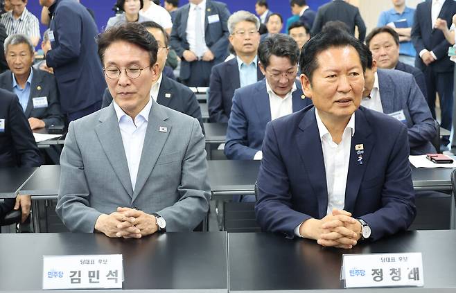 정청래 전 더불어민주당 대표와 김민석 전 국무총리가 지난 10일 전주시 더불어민주당 전북특별자치도당 당사에서 열리는 민주당 상무위원회의에 참석하고 있다. ⓒ연합뉴스