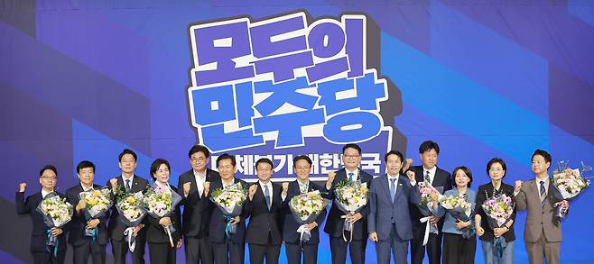 더불어민주당 당 대표·최고위원 예비경선을 통과한 후보들이 23일 국회 의원회관에서 기념 촬영하고 있다. 왼쪽부터 박선원 최고위원 후보, 이성윤 최고위원 후보, 한민수 최고위원 후보, 최민희 최고위원 후보, 중앙당 선거관리위원장인 소병훈 의원, 정청래 당대표 후보, 한병도 대표 직무대행 겸 원내대표, 김민석 당대표 후보, 송영길 당대표 후보, 전국당원대회준비위원장인 이학영 의원, 김용 최고위원 후보, 서미화 최고위원 후보, 임미애 최고위원 후보, 김영호 최고위원 후보. ⓒ연합뉴스
