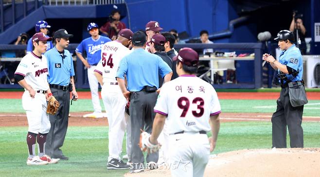 2026 신한 SOL KBO리그 키움 히어로즈 대 삼성 라이온즈 경기가 22일 서울 고척스카이돔에서 열렸다.  키움 선발 알칸타라가 5회초 무사에서  삼성 이재현을 몸에 맞는 볼로 내보내고 몸에 이상을 느낀 후 교체되고 있다. /사진=김진경 kim.jinkyung@