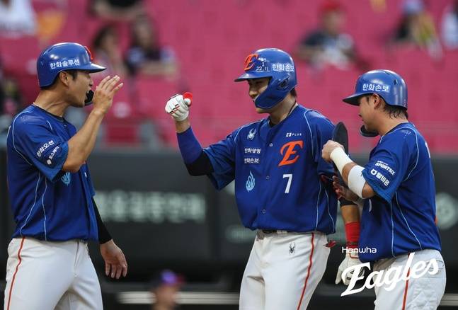 한화 이글스 심우준(가운데)이 22일 광주-기아 챔피언스필드에서 열리는 KIA 타이거즈와 2026 신한 SOL KBO리그 방문경기에 1번 타자 유격수로 선발 출전해 스리런 홈런을 날리고 동료들의 환영을 받고 있다. /사진=한화 이글스 제공