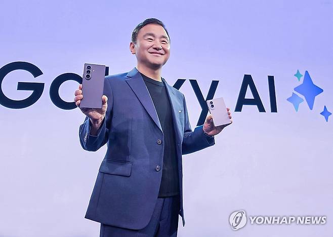 신형 갤럭시 Z 시리즈 들어올리는 노태문 대표이사 사장 (서울=연합뉴스) 삼성전자가 22일(현지시간) 영국 런던 올드 빌링스게이트에서 연 '갤럭시 언팩 2026' 행사에서 노태문 삼성전자 DX부문 대표이사 사장이 갤럭시 Z 시리즈를 들어올리고 있다. 2026.7.22 [삼성전자 제공. 재판매 및 DB 금지] photo@yna.co.kr