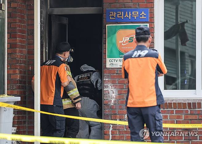 폭발 사고 난 아파트 관리사무소 현장 감식 (경산=연합뉴스) 윤관식 기자 = 23일 오전 8시 29분께 경북 경산시 사동 한 아파트 관리실 안에서 폭발 추정 사고가 난 가운데 관계 당국이 현장 감식을 하고 있다. 2026.7.23 psik@yna.co.kr